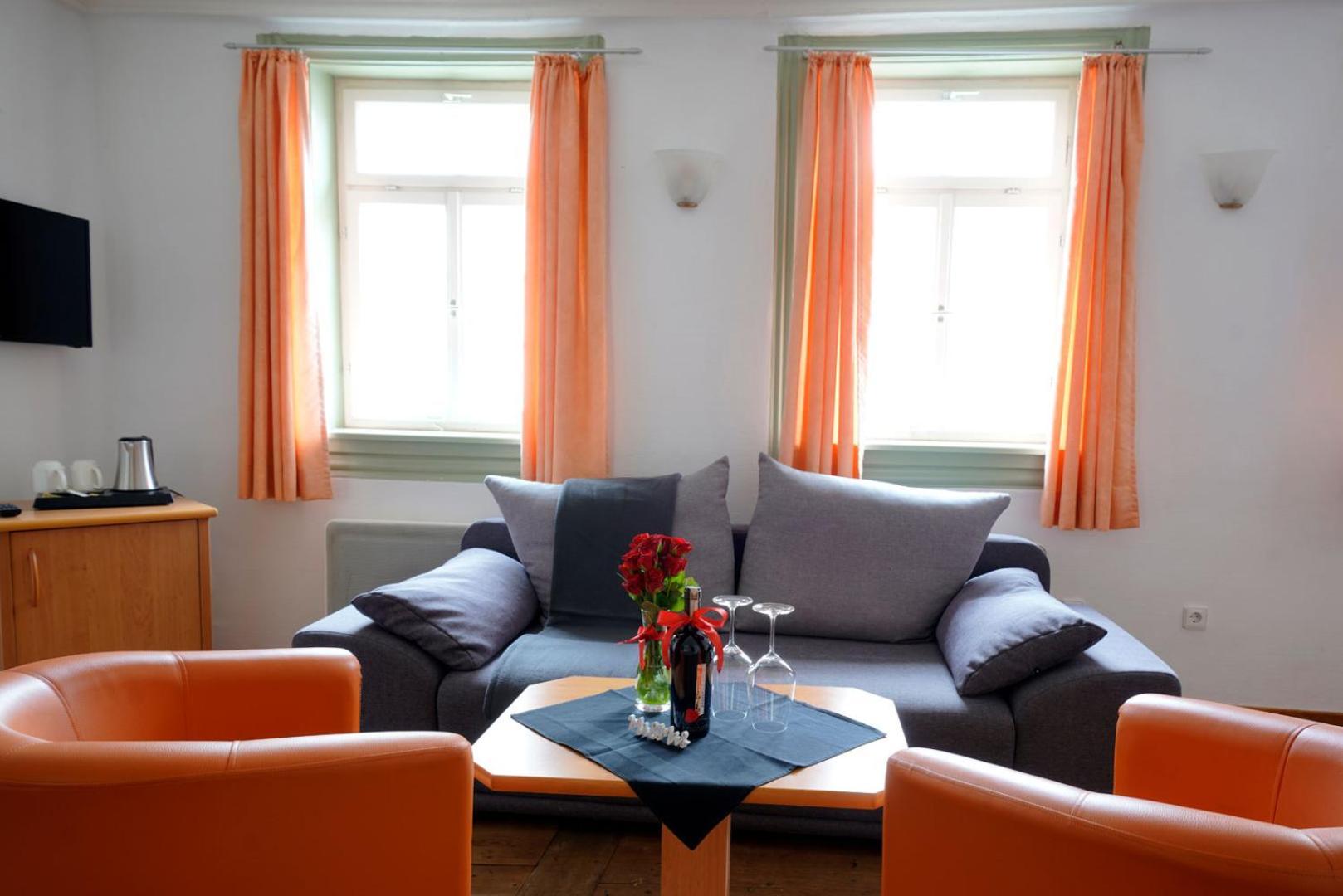 Hotel Adler Am Schloss Bonnigheim Extérieur photo