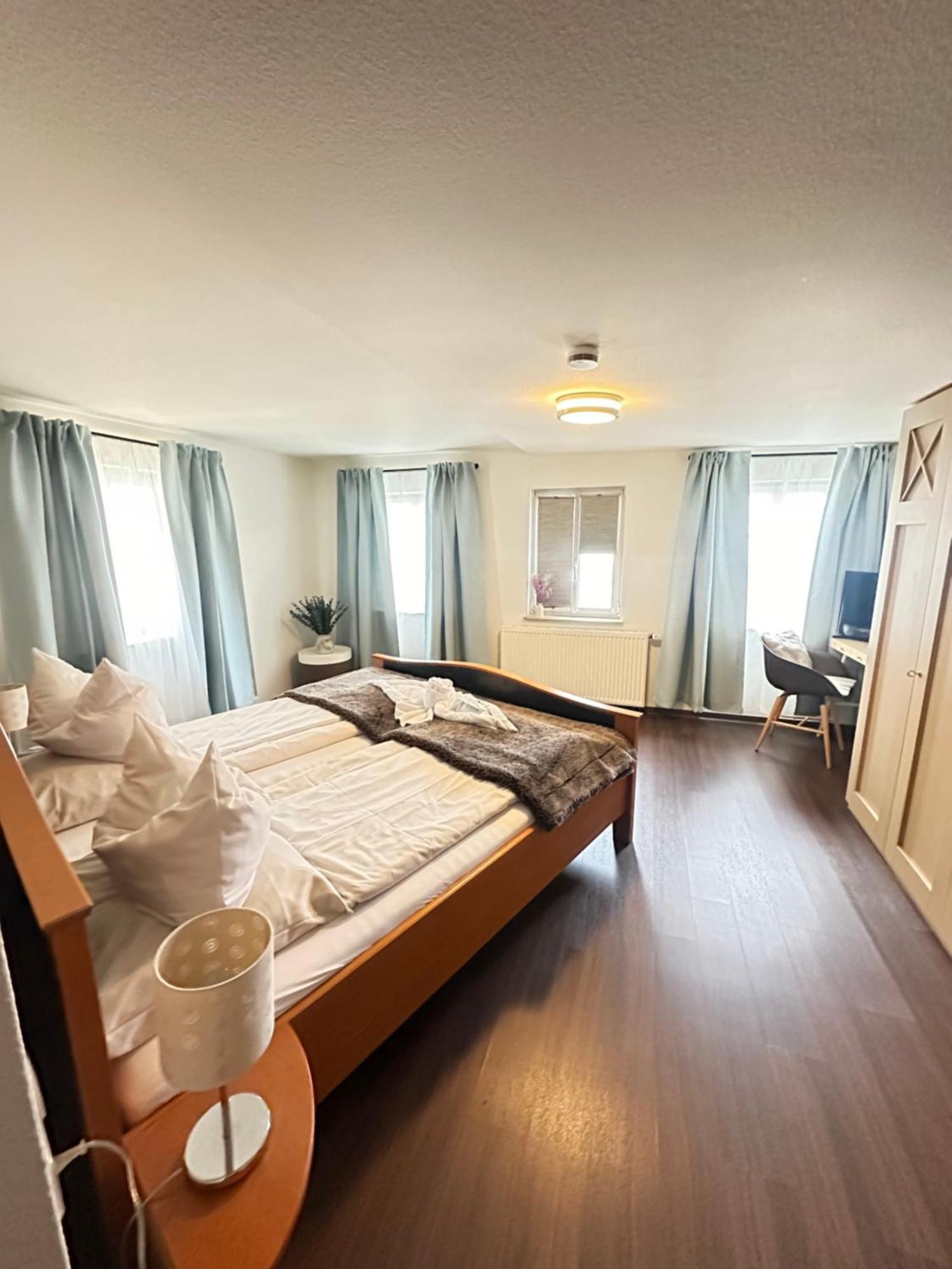 Hotel Adler Am Schloss Bonnigheim Extérieur photo